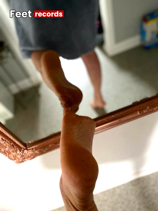 Footmodel Pearl create feet pics in the shower